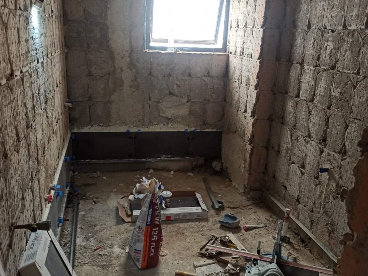 Μπάνιο αποξηλωμένο, έτοιμο για νέες σωληνώσεις