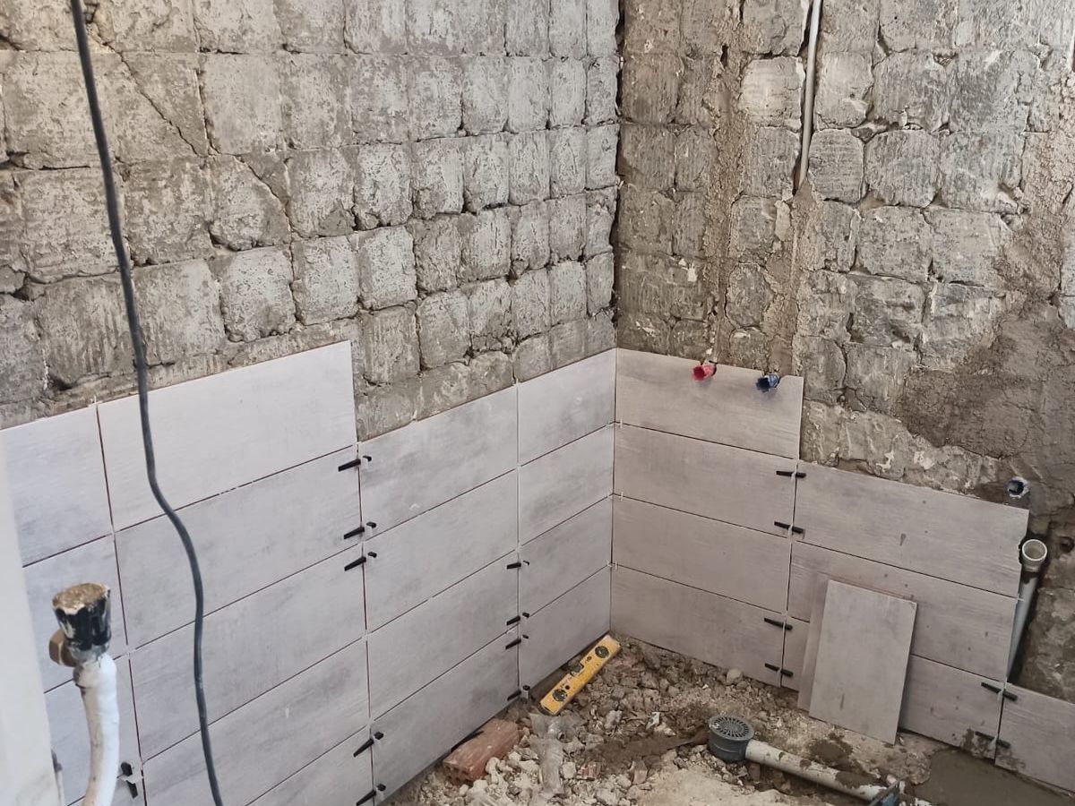 Πλακάκια από το δάπεδο προς τα πάνω