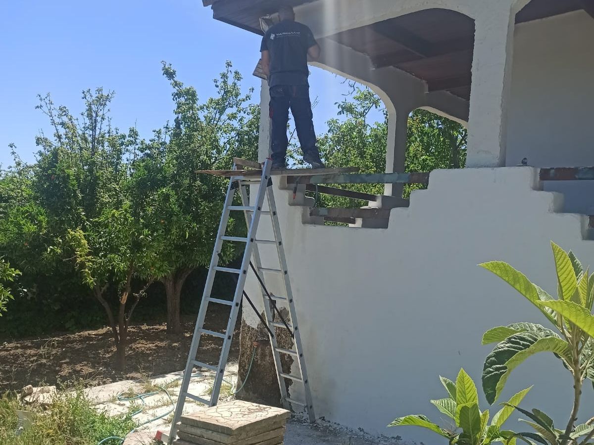 Δουλειά στην άκρη της στέγης σε σπίτι χωριού