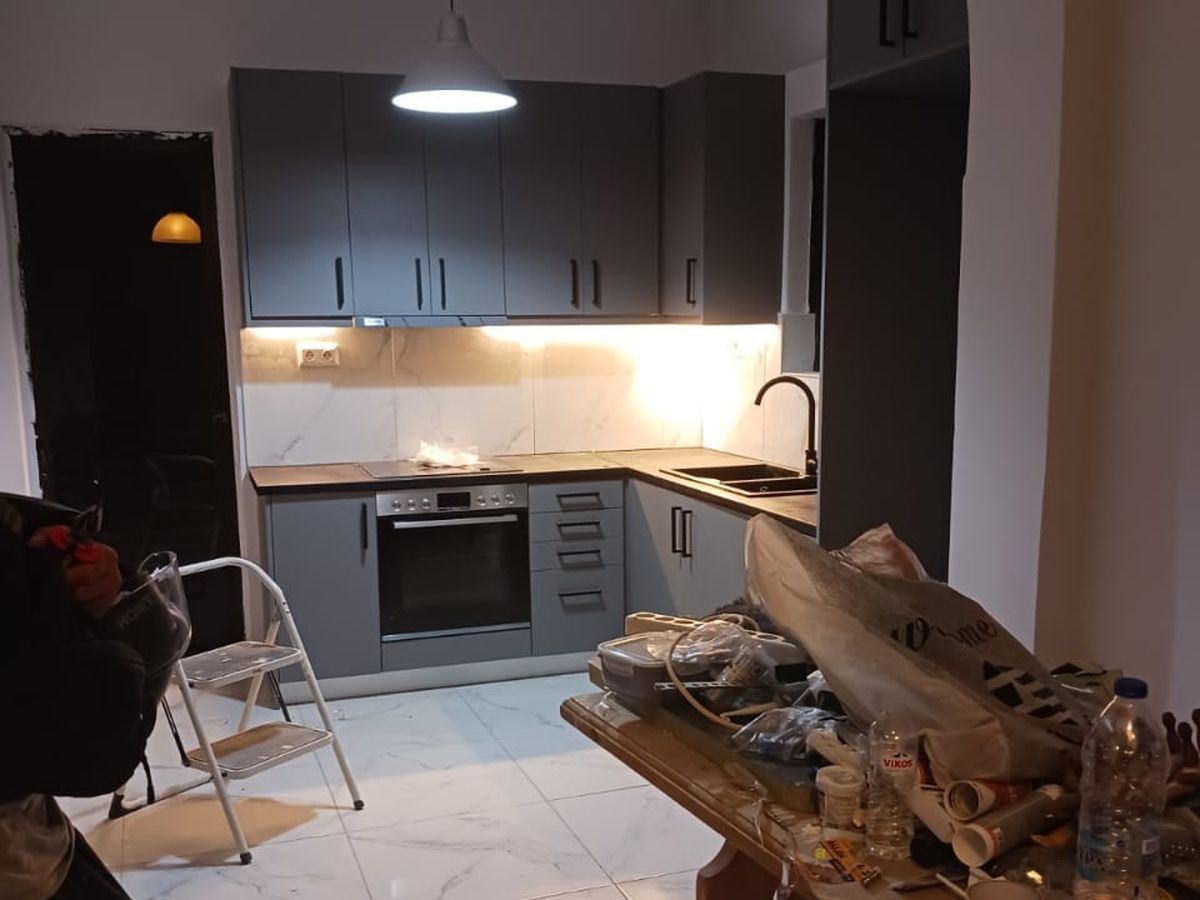 Κουζίνα μετά την ανακαίνιση: ντουλάπια, πλάτη και δάπεδο τύπου μαρμάρου