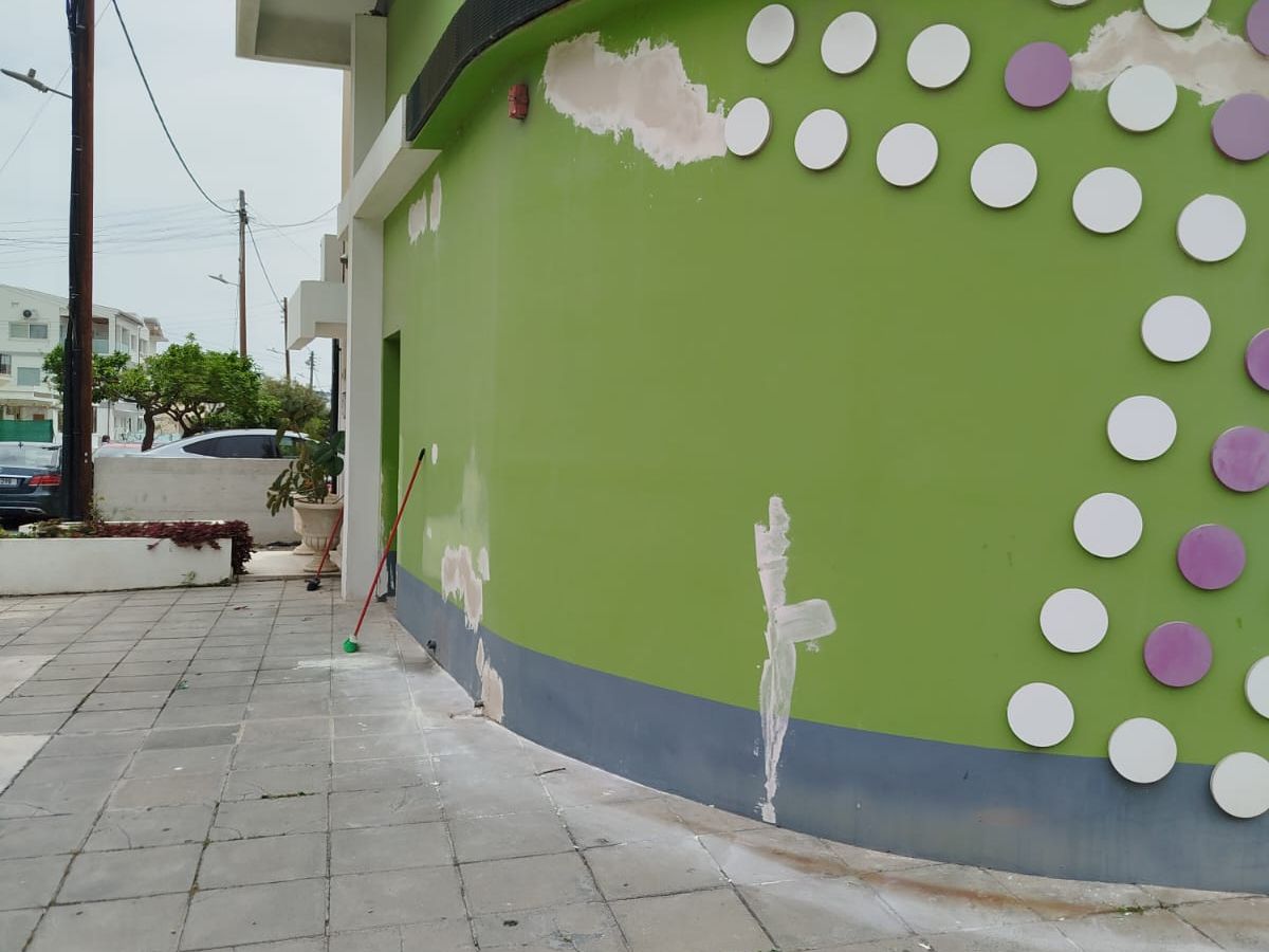 Εξωτερικό καταστήματος πριν: ξεφλουδίσματα και στοκαρίσματα