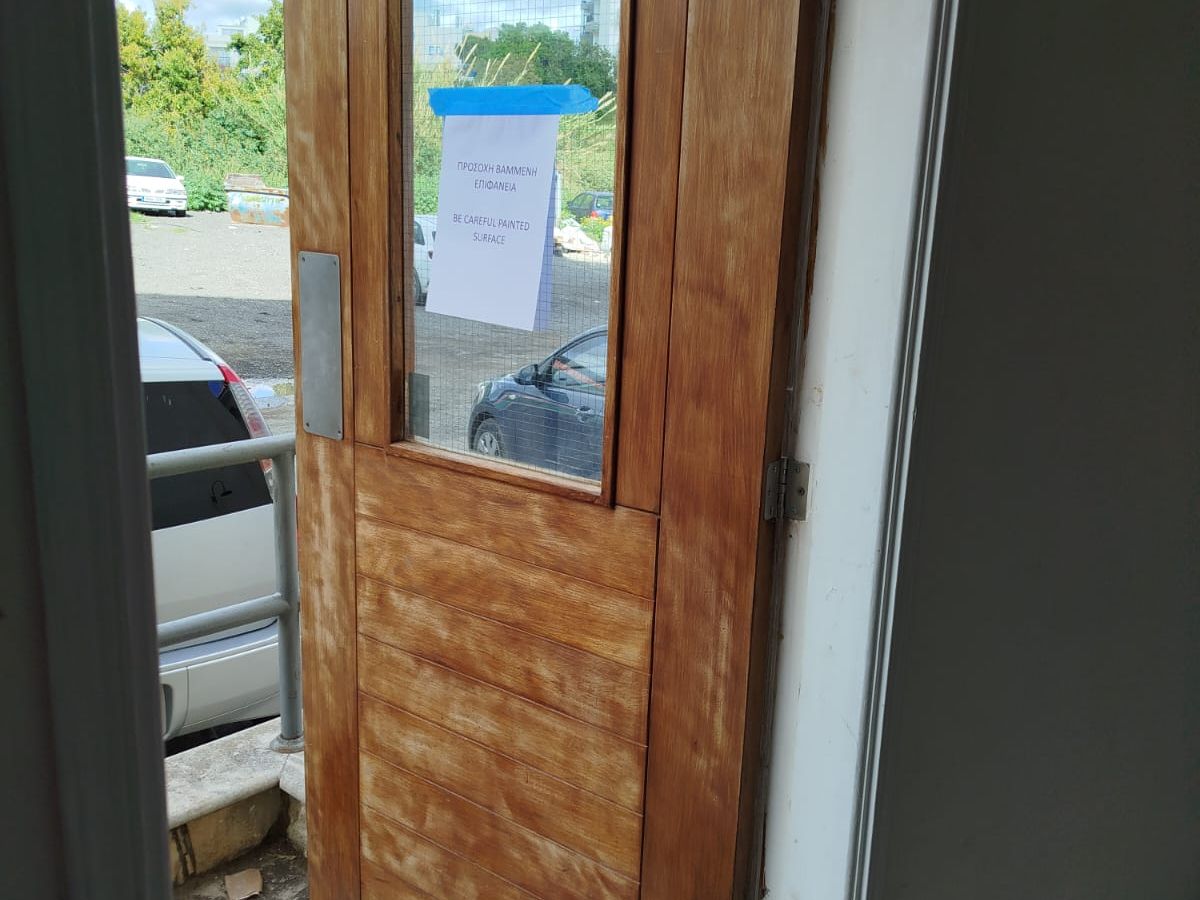 Η ίδια πόρτα στη μέση της εργασίας