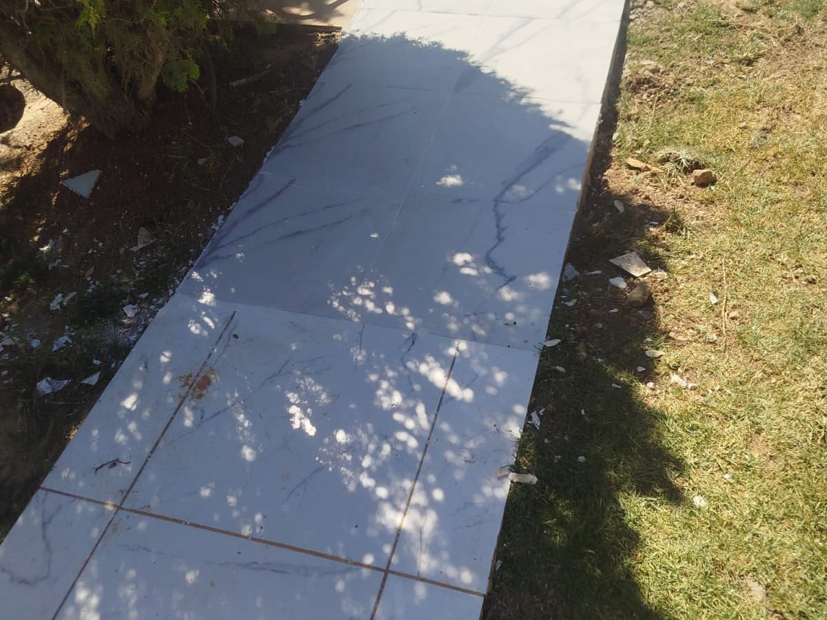 Διάδρομος κήπου ξαναστρωμένος με πλακάκι πορσελάνης