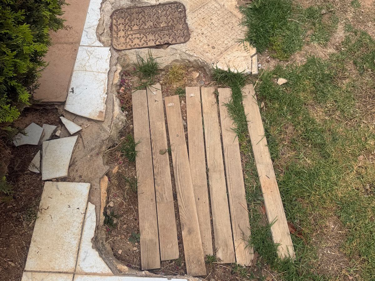 Διάδρομος κήπου σπασμένος, πριν