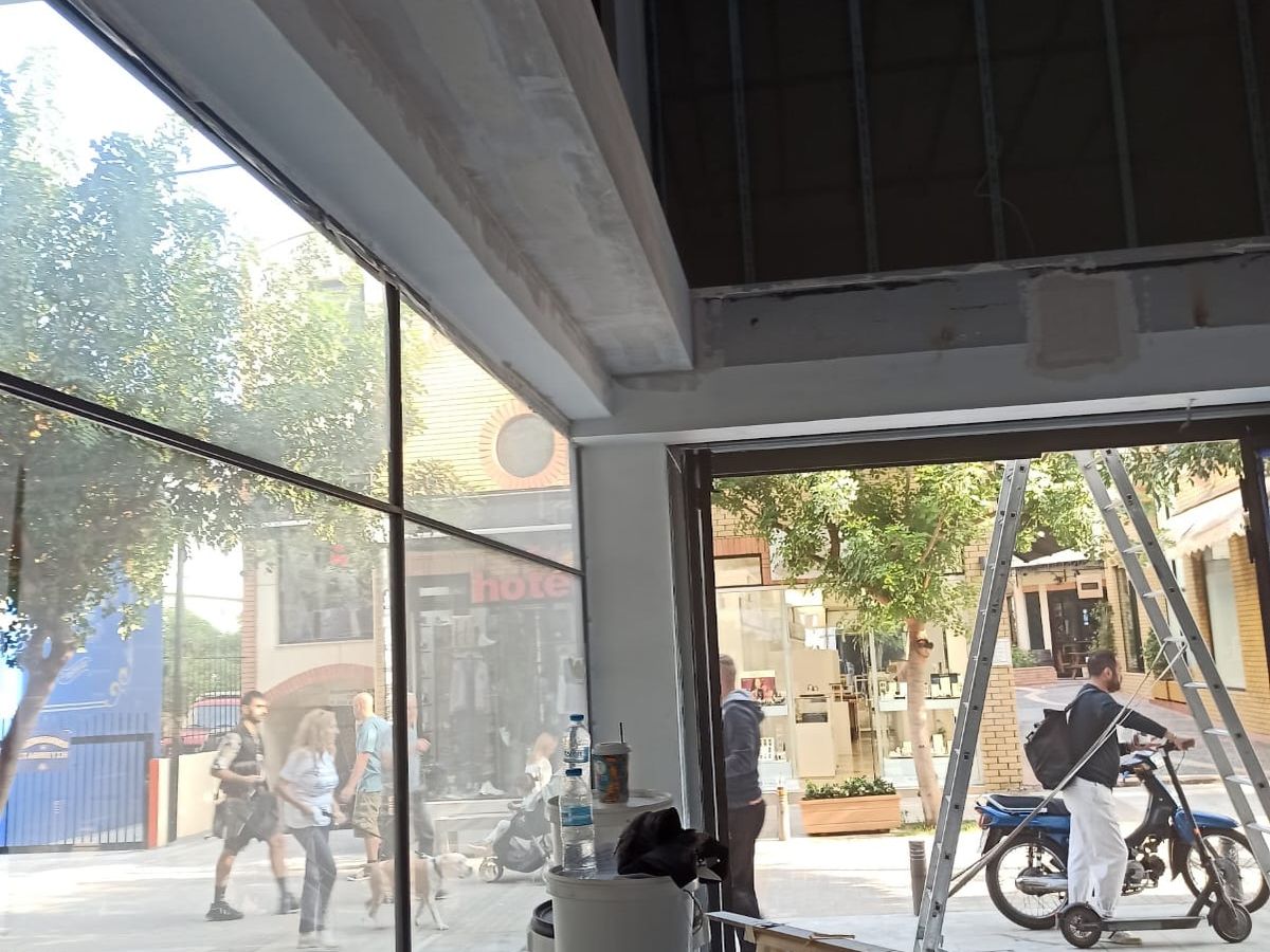 Εσωτερικό καταστήματος κατά την ανακαίνιση